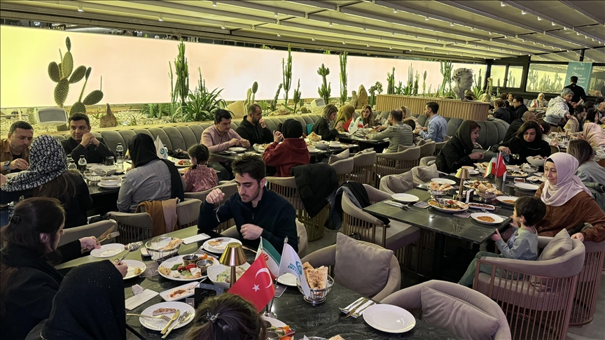 Tahran Yunus Emre Enstitüsü, öğrencilerine Türk restoranında iftar verdi