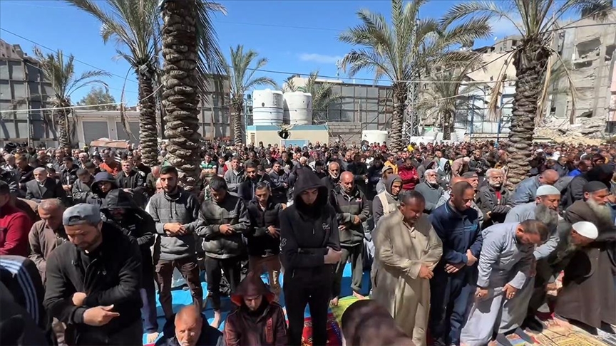 Gazze'nin kuzeyinde kılınan ramazanın ilk cuma namazı, İsrail'in camilere yönelik yıkımını ortaya çıkardı