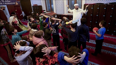 "Çocuklu Cami"ye gelen minikler ramazanın maneviyatını etkinliklerle öğreniyor