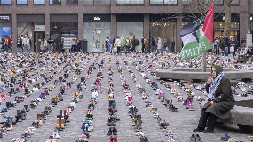 Hollanda'da İsrail'in Gazze'ye saldırılarında ölen çocuklar anısına binlerce ayakkabı sergilendi