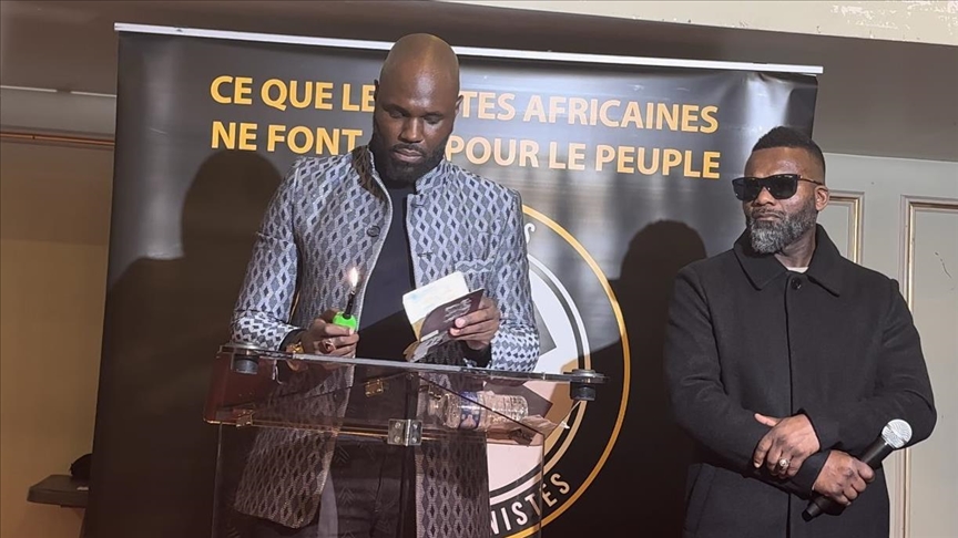 ناشط إفريقي يحرق جواز سفره الفرنسي قرب باريس