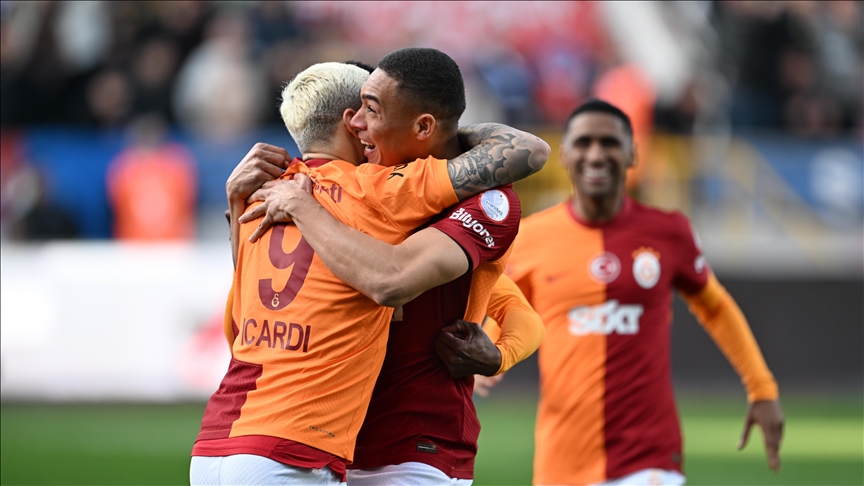 Kasımpaşa’yı 4-3 mağlup eden Galatasaray, liderliğini sürdürdü Kasımpaşa’yı 4-3 mağlup eden Galatasaray, liderliğini sürdürdü