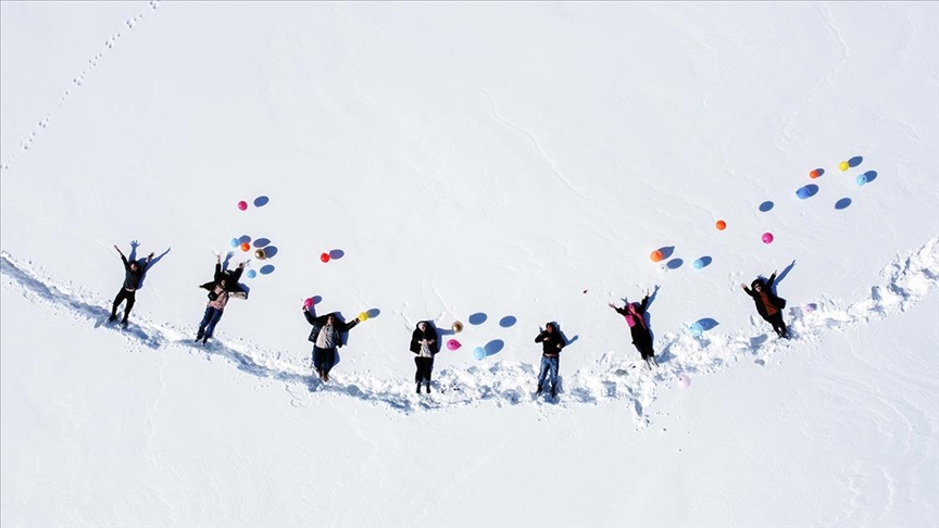 Karla kaplı yolu iş makinesiyle açılan mahalledeki küçük Nisanur'a doğum günü sürprizi