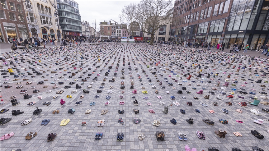 هولندا.. آلاف الأحذية لاستذكار ضحايا غزة من الأطفال 