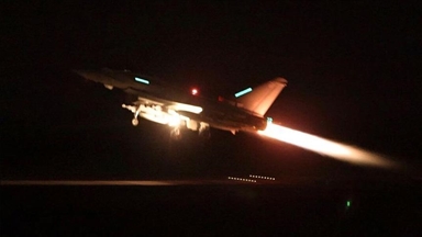 Les États-Unis et le Royaume-Uni lancent de nouvelles frappes aériennes contre des sites houthis au Yémen
