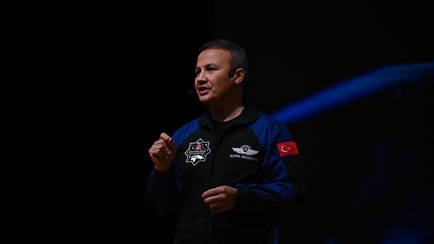 Türkiye'nin ilk astronotu Alper Gezeravcı, Dokuz Eylül Üniversitesi'nde gençlerle bir araya geldi