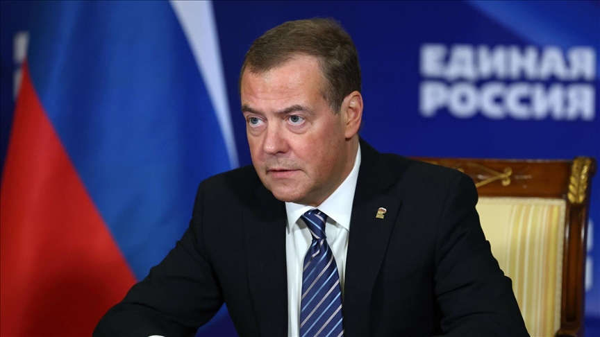 Медведев счел "позорной слабостью" решение Берлина не называть Путина президентом 