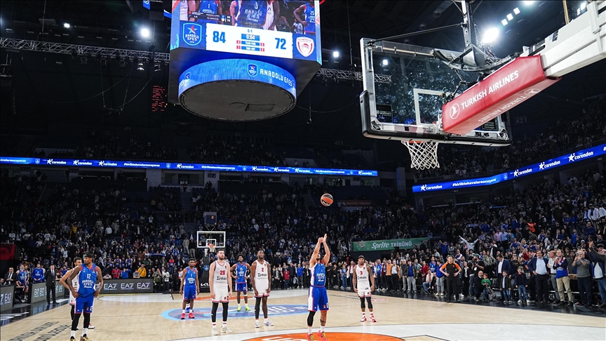 Anadolu Efes defeat Olympiacos 85-72 in EuroLeague Anadolu Efes defeat Olympiacos 85-72 in EuroLeague
