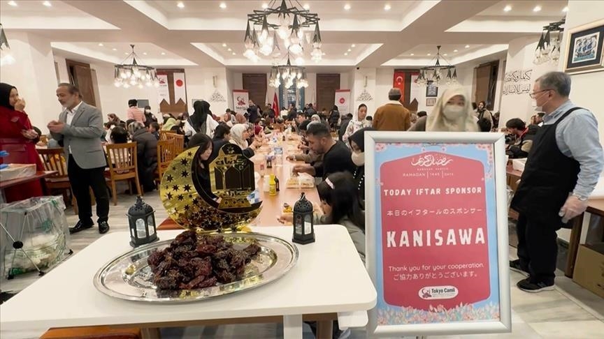 Des Japonais découvrent l'ambiance du Ramadan dans la mosquée de Tokyo