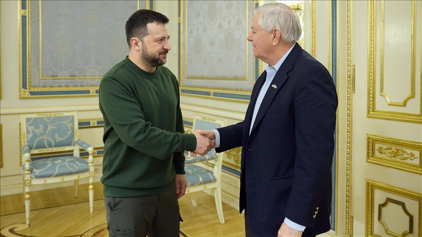 Ukrainian president, US Senator meet as Congress remains divided over funding Kyiv