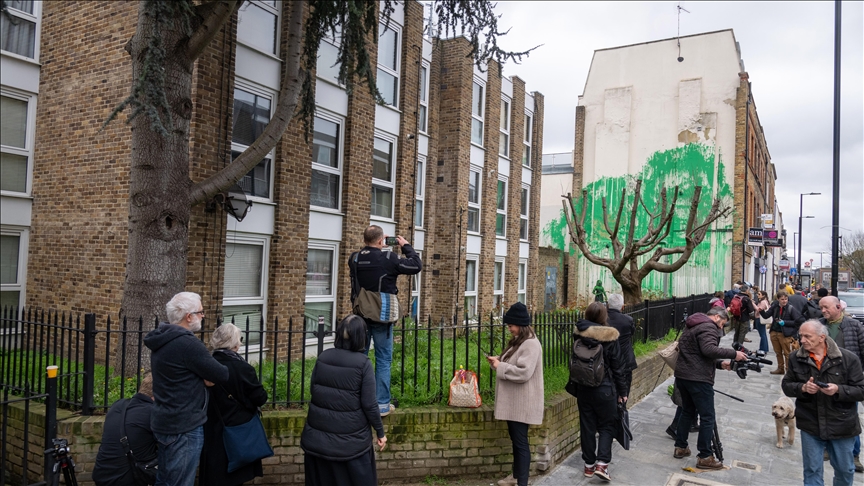 New Banksy mural in London draws crowds and praise