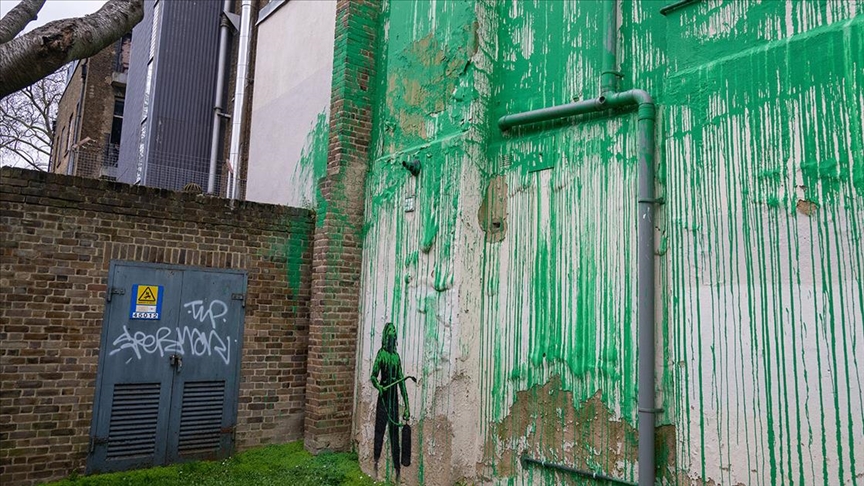 Gizemli sokak sanatçısı Banksy, Londra'daki bir duvara püskürttüğü boyayla ortaya çıktı