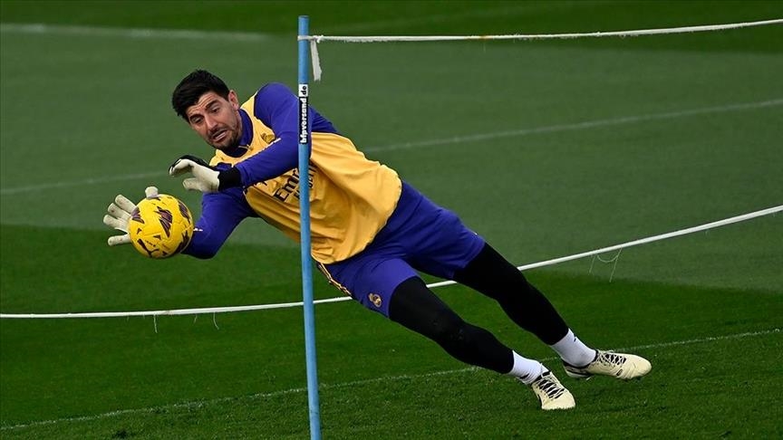 Real Madrid goalie Courtois suffers from knee injury again