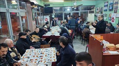 İzmir'de hayırseverler ramazan boyunca kahvehanede sahur veriyor