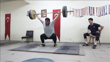 Okulun deposundaki spor salonunda haltere başlayan öğrenciler Türkiye şampiyonu oldu