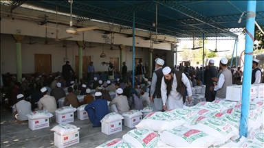 أتراك يخصصون ألف سلة غذائية للمحتاجين في باكستان