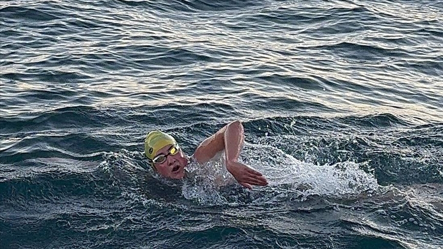 السبّاحة التركية تورك أوغلو تقطع مضيق كوك بنيوزيلندا