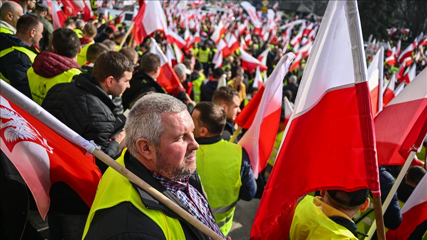 Gridlock across Poland as farmers stage general strike