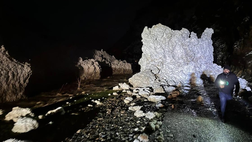 Li Wanê ji ber şepeyê rêya Çatax û Perwariyê hat girtin