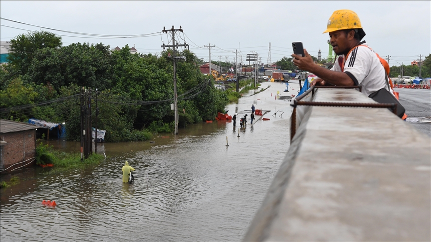 Floods displace 40,000 residents in Indonesia Floods displace 40,000 residents in Indonesia