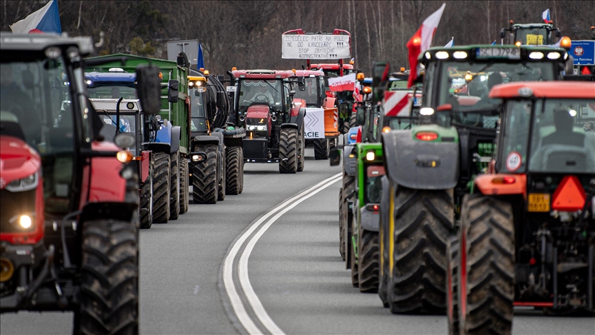 Polonya'da tarım politikalarını protesto eden çiftçiler, başkente giden yolları kapattı