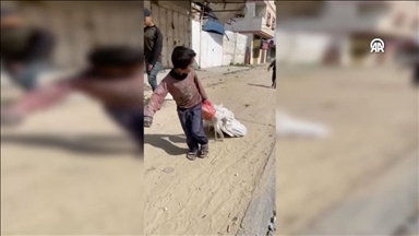 Потресни сцени од Газа: Дете влече вреќа брашно што ја добило од хуманитарните организации