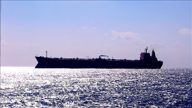 У берегов Японии перевернулся танкер с химикатами 