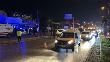 İzmir'de otomobilin yayalara çarpması sonucu 1 kişi öldü, 1 kişi yaralandı