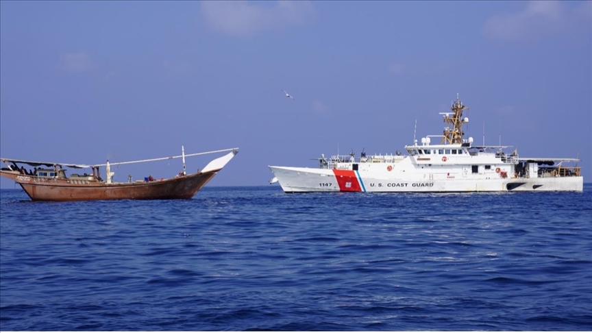 إطلاق نار بين سفينة ومسلحين بقارب قبالة ميناء نشطون اليمني 