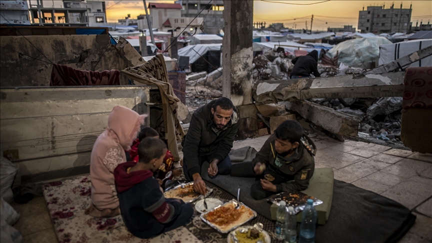 Ramazan u Gazi: Iftar među ruševinama kuće koja je nekada bila njihov dom