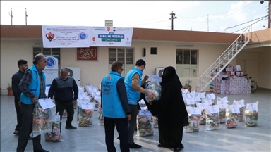 تركيا تقدم مساعدات غذائية لأسر في كركوك العراقية