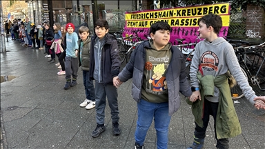 Qindra persona formojnë një zinxhir njerëzor në Berlin për të denoncuar racizmin