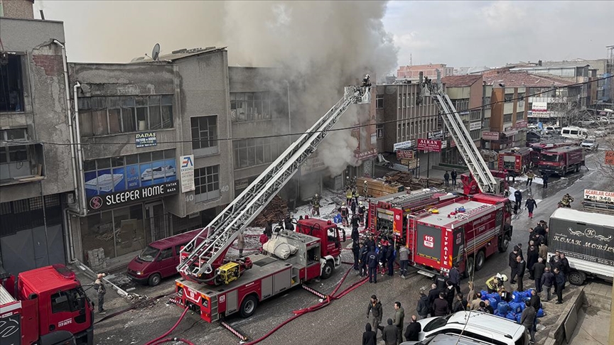 Siteler'deki mobilya imalathanesinde çıkan yangın kontrol altına alındı