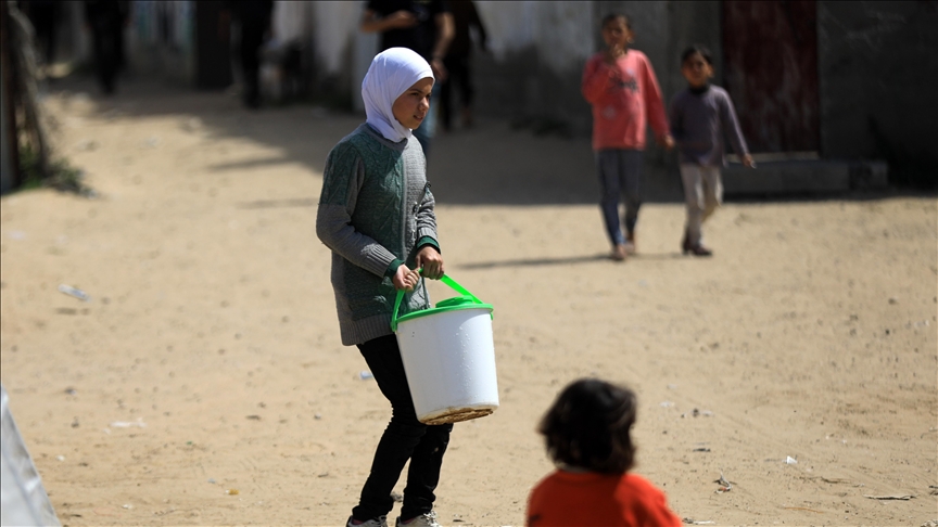 İsrail'in Gazze'ye saldırıları nedeniyle yerinden edilenlerin sığındığı Refah'ta su krizi hayatı zorlaştırıyor