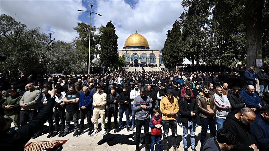 İsrail'in kısıtlamalarına rağmen 120 bin Filistinli ramazan ayının ikinci cuma namazını Mescid-i Aksa'da kıldı