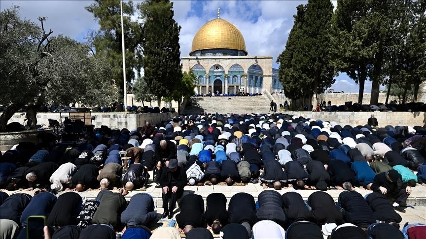 Au deuxième vendredi du Ramadan,120 000 personnes accomplissent la prière à la mosquée Al-Aqsa