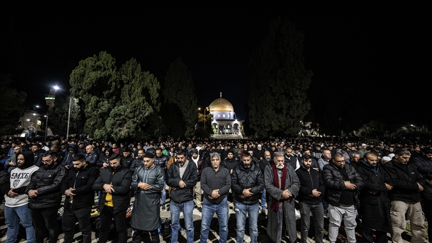 Al menos 50.000 palestinos realizan oración del Tarawij en Al Aqsa pese a restricciones de Israel