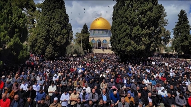 Во Ал Акса 120.000 Палестинци ја извршија петочната молитва и покрај израелските ограничувања