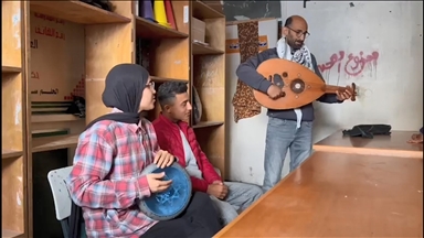 العزف على أوتار الأمل.. أطفال بغزة ينشدون للوطن الجريح 