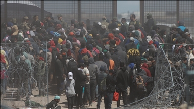Hundreds of migrants overwhelm National Guard troops on US-Mexico border