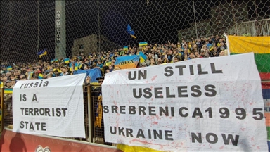 Transparent ukrajinskih navijača u Zenici: "Srebrenica 1995, Ukrajina sada"