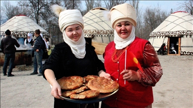 Хлеб, испеченный в казане, украшает праздничные столы в Кыргызстане