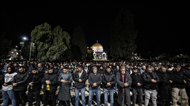 Al menos 50.000 palestinos realizan oración del Tarawij en Al Aqsa pese a restricciones de Israel