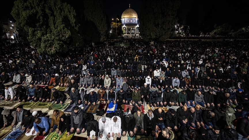 100,000 worshippers perform Tarawih prayers at Al-Aqsa Mosque despite Israeli restrictions