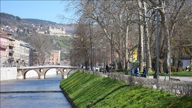 Građani Sarajeva i turisti uživaju u sunčanom proljetnom danu i visokim temperaturama