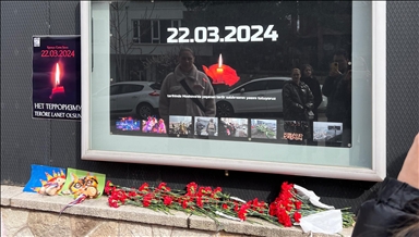 К зданиям диппредставительств РФ в Анкаре и Стамбуле принесли цветы в память жертв теракта в Подмосковье