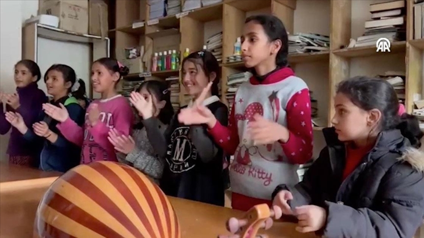 Палестински учител со часови по музика ги ублажува негативните ефекти на војната врз децата