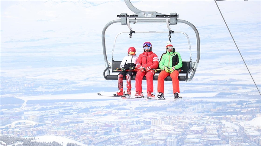 Güneşli havayı fırsat bilenler Palandöken'de zaman geçirdi