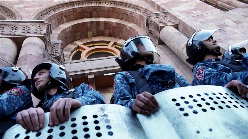 3 armed people attempt to break into police station in Armenia’s capital Yerevan