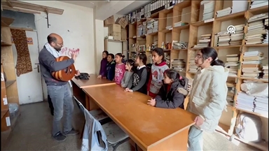 Palestinski nastavnik časovima muzike ublažava negativne posljedice rata na djecu